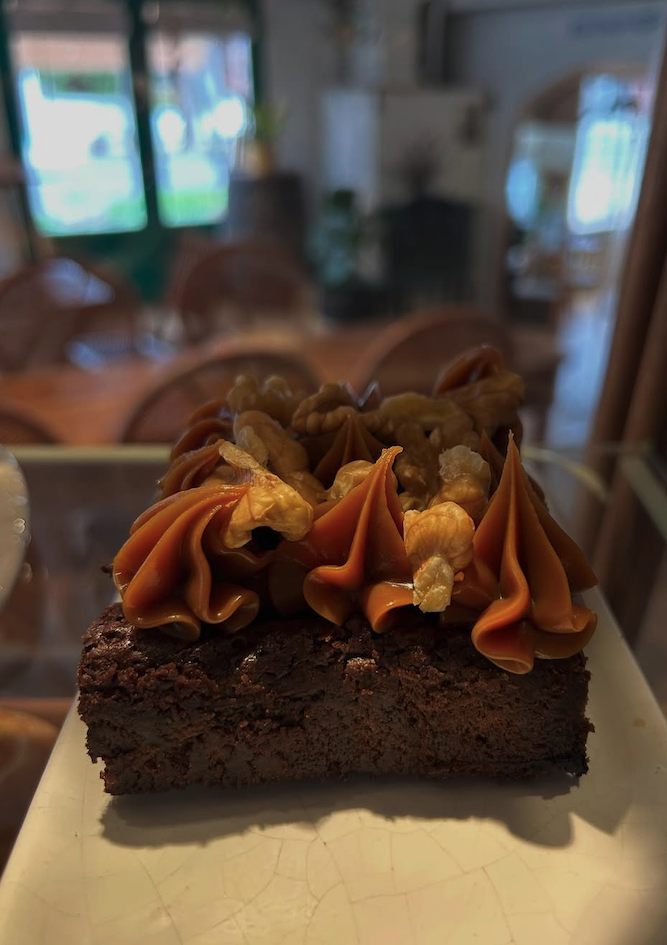 Pastelería casera sobre plato: torta y piezas dulces