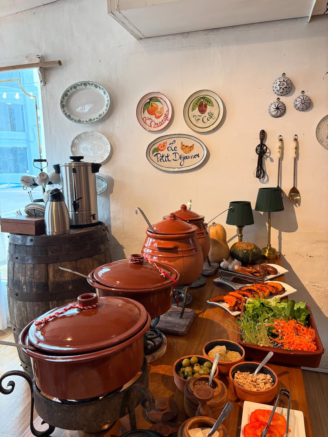Buffet de olla con ollas de barro y comida casera
