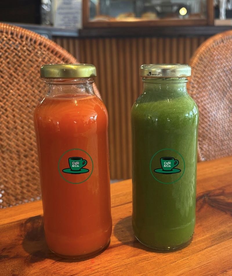 Vasos de jugos naturales recién hechos